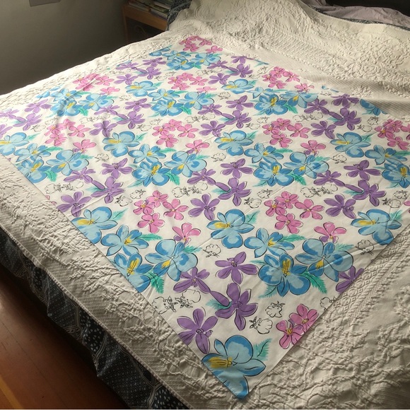 Fun Floral Patterned Tablecloth - Picture 1 of 8
